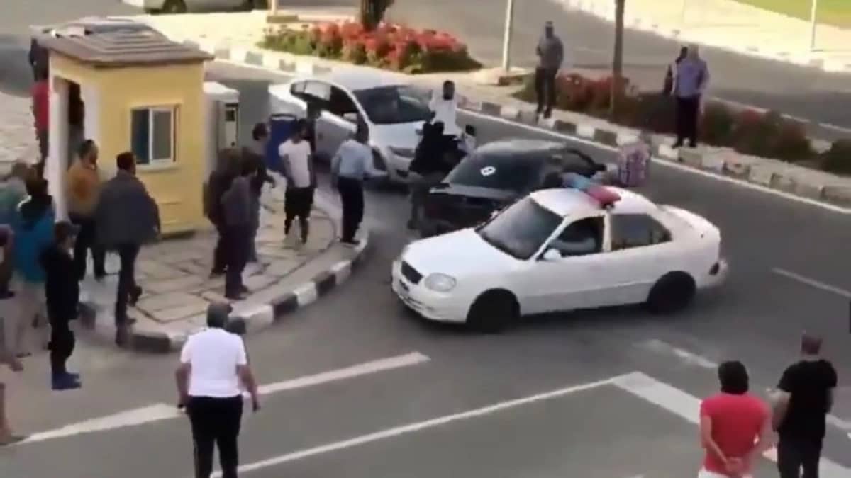 شاهد.. تلاسن وتشابك ودهس بين متهورين وأفراد أمن في بلد عربي