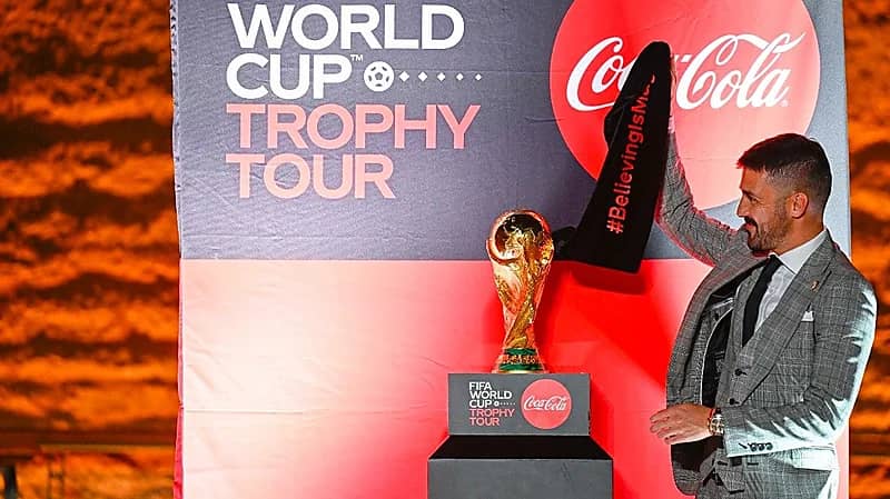 شاهد .. نسخة كأس العالم تصل حي الطريف في الدرعية