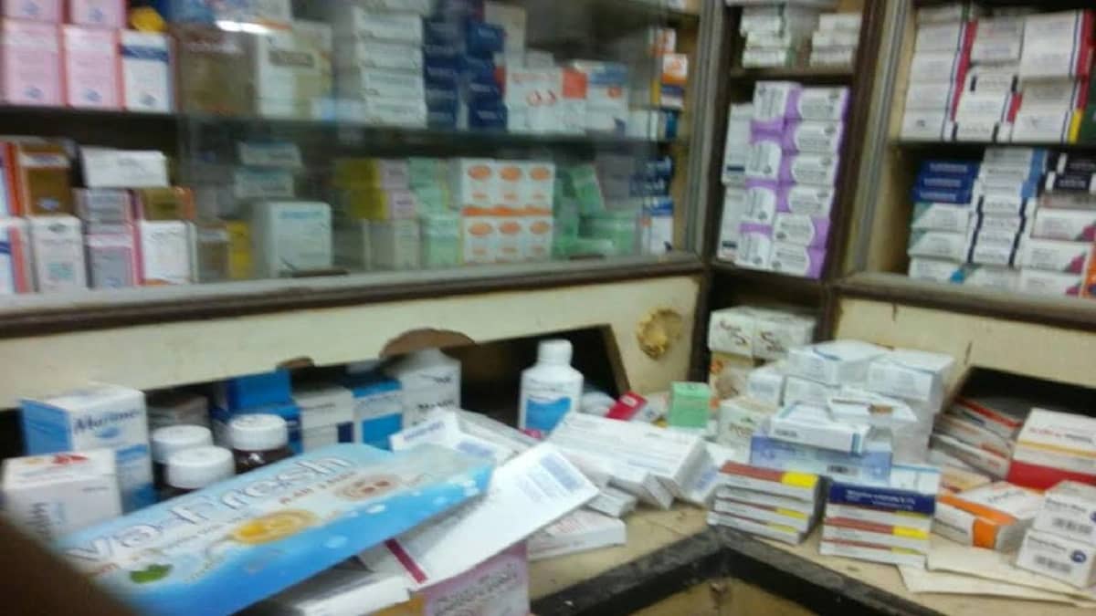 شاهد.. مداهمة 14 صيدلية بها عدة مخالفات في الرياض