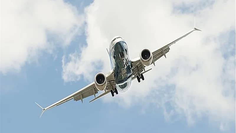 فيديو يوثق اصطدامًا مفاجئًا بين طائرتين في لحظة صادمة!