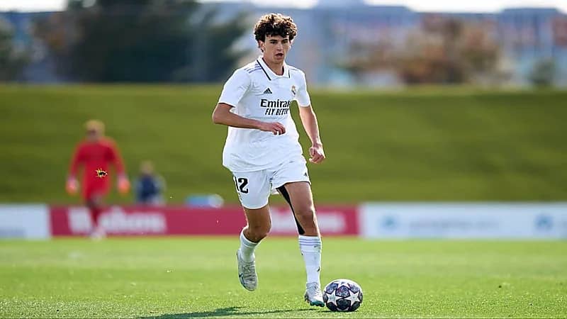 مدافع ريال مدريد على رادار كومو الإيطالي