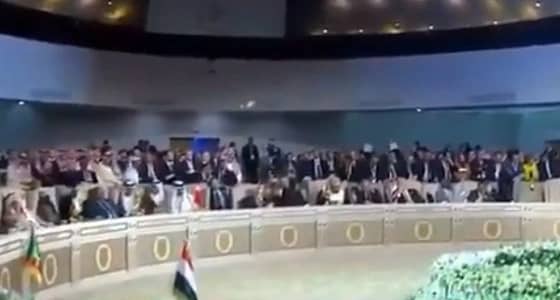 بالفيديو.. " تميم " يهرب من القمة العربية بعد افتتاحها