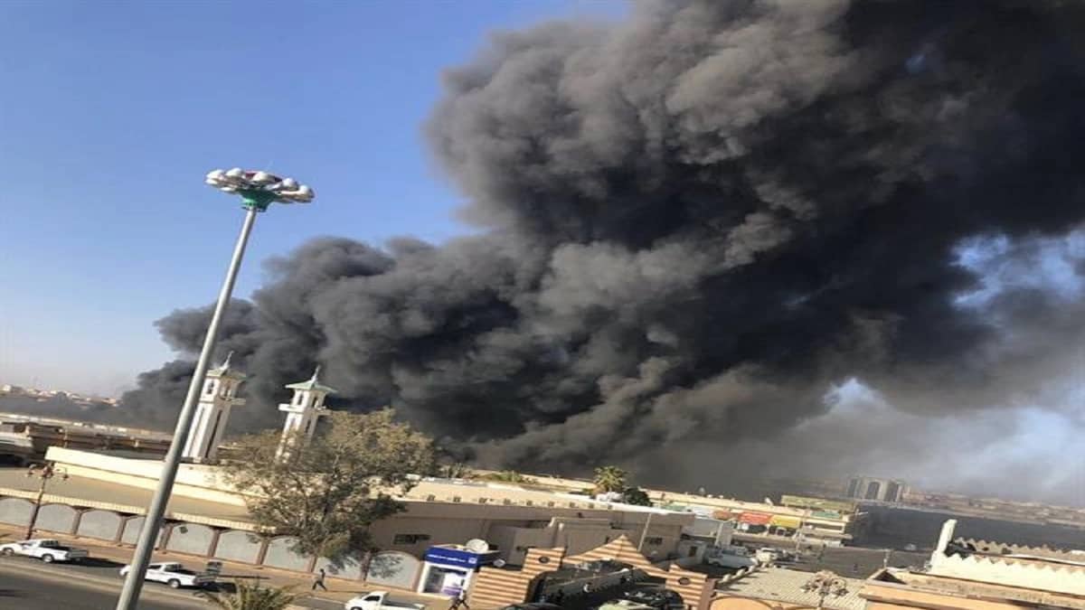شاهد.. اندلاع حريقًا هائلًا في السوق الدولي بتبوك