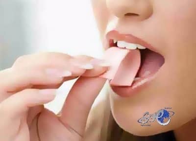 بلدة تحظر "العلكة" لأنها تعلق بالحذاء