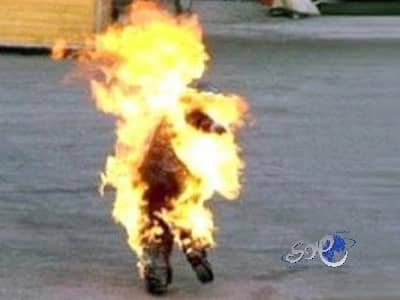 باكستانية تحاول إحراق نفسها احتجاجاً على رفض ترشيحها في الانتخابات