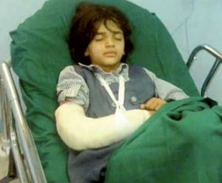 "الإهمال" يسقط طفلة من حافلة مدرسية