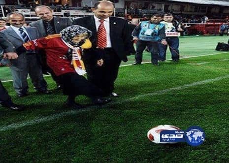 صورة أكبر مشجعه لنادي غلطه سراي عمرها 148 سنـه