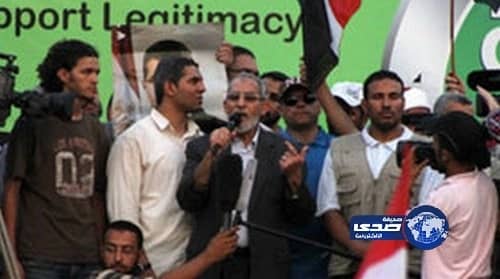 بالفيديو.. وسط أغاني حماسية ظهور 3 أشخاص من حماس برفقة "بديع" أثناء خطابه برابعة العدوية