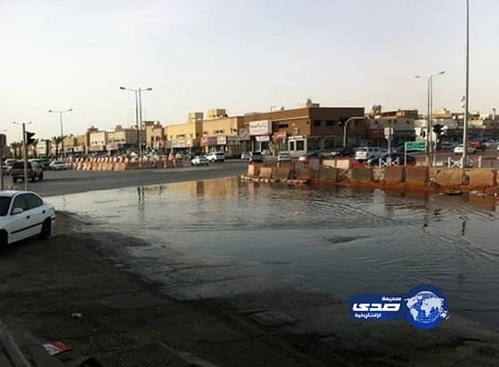 بالصور.. أشهر شوارع "حى طويق بالرياض" يتحول إلى بحيرة صرف صحي