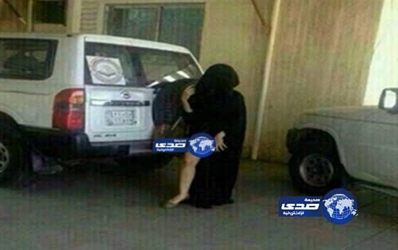 فتاة تكشف عن "ساقها" امام سيارات الهيئة تثير حفيظة المغردين
