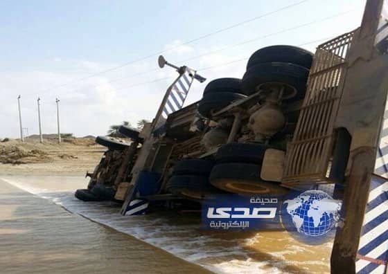 بالفيديو : سقوط آلية حفر ورافعة حضرت لاخراجها بوادي قنونا 