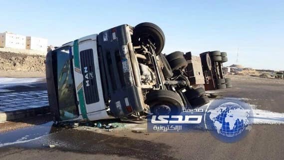 بالصور:مدني المدينة يباشر حادث انقلاب ناقلة غاز