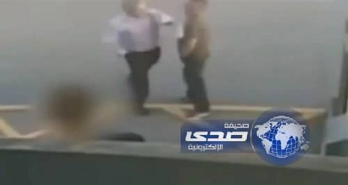 بالفيديو.. رجل يوجه "لكمة" لعشيق زوجته ويودي بحياته