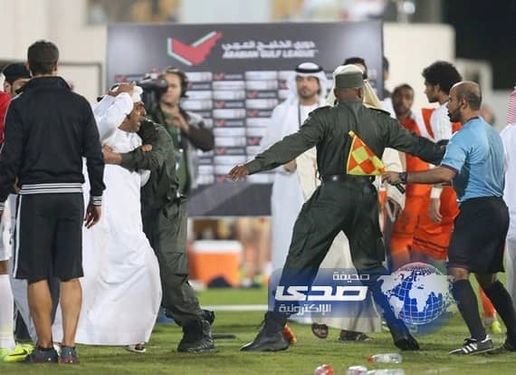 بالفيديو ..حكم في الدوري الاماراتي يتعرض للضرب