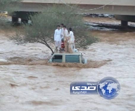 المجازفون بعبور مجاري السيول يحالون لإمارة المنطقة لمحاسبتهم
