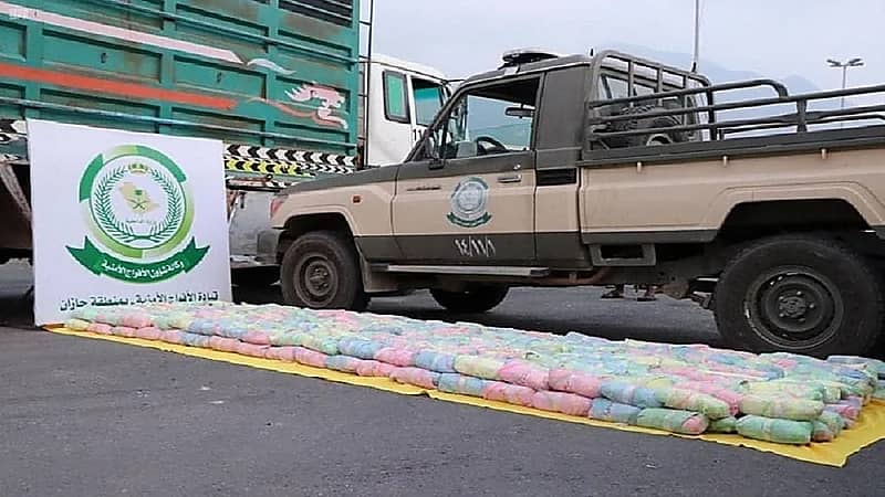 القبض على 3 مخالفين لنظام الأمن لتهربيهم القات المخدر بجازان