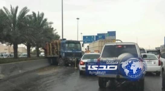 انحراف شاحنة في الدائري الغربي بالرياض بسبب المطر