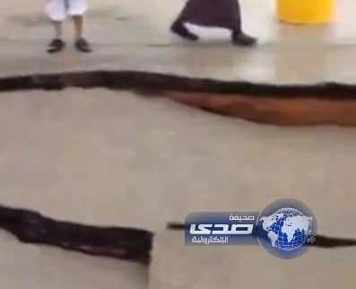 بالفيديو : هبوط في طبقة أسفلت بالرياض جراء الأمطار