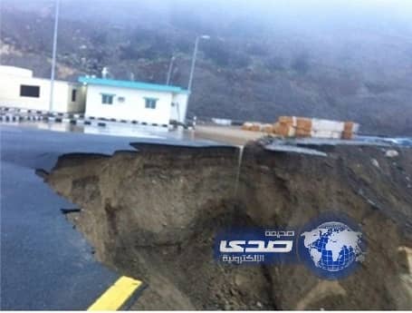  خسف كبير بمواقف السيارات في مستشفى المندق وسور البلدية (صور)