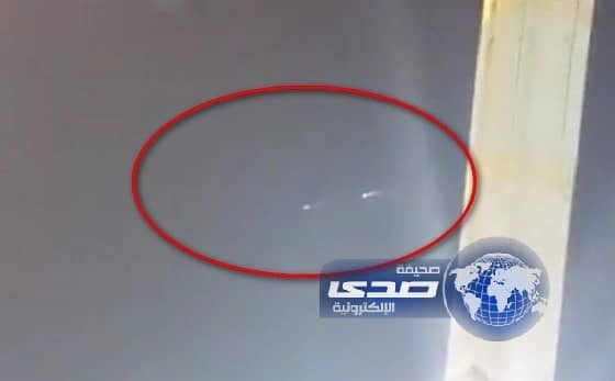 بالفيديو والصور..جسم غريب يمر فوق المدينة المنورة وينشطر الى ثلاثة اقسام