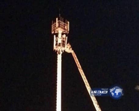  الدفاع المدني يقنع العسكري بالنزول من أعلى البرج