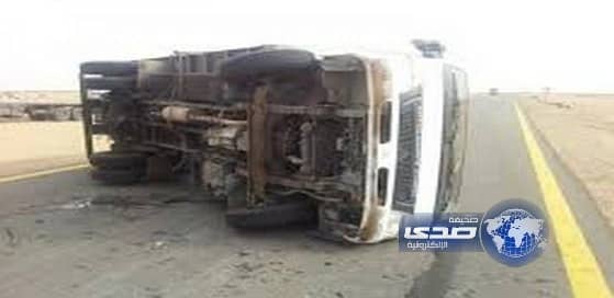 مصرع وإصابة 12 في انقلاب بطريق الهجرة