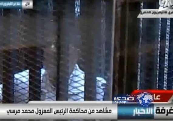 بالفيديو.. مرسى يصاب بهستريا داخل القفص الزجاجى 