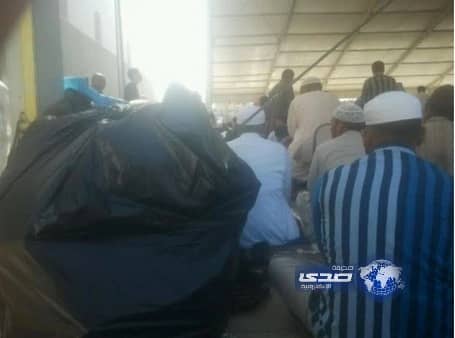 نفايات تملأ ساحة مسجد قباء بالمدينة تثير استياء المُصلين