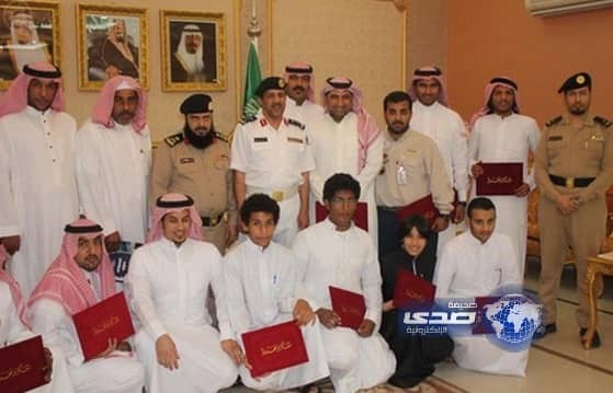  قائد حرس حدود المدينة يكرم غواصين أنقذوا أسرتين من الغرق
