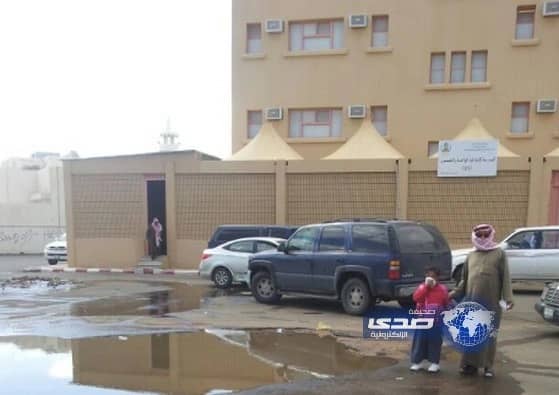 بالصور:مدرسة في حائل وسط مستنقع صرف صحي 