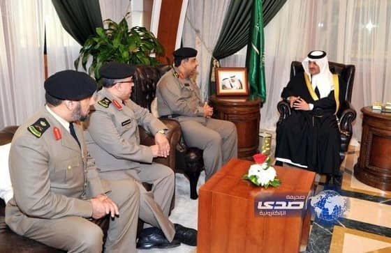 أمير الشرقية يقلد مدير شرطة محافظة حفر الباطن و مدير الضبط الجنائي رتبهما الجديدة 