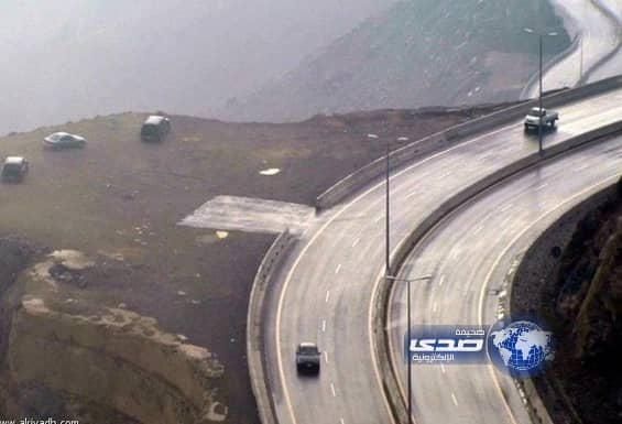 أمطار الطائف تقفل طريق الكر مؤقتاً