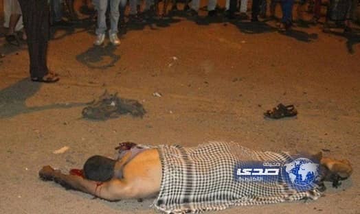 بالفيديو ..انفجار قنبلة على شخص مقيد من قدمية في عدن 