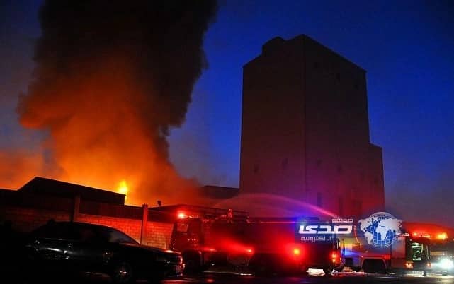 إصابة لعامل ورجل من الدفاع المدني في حريق بجدة (صور)