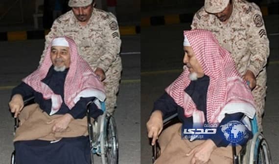 عسكري في الحرس الوطني يمسك مسن ويتجول به داخل مقر الجنادرية في مشهد انساني