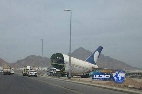 طائرة تغلق الدائري الشرقي بالمدينة