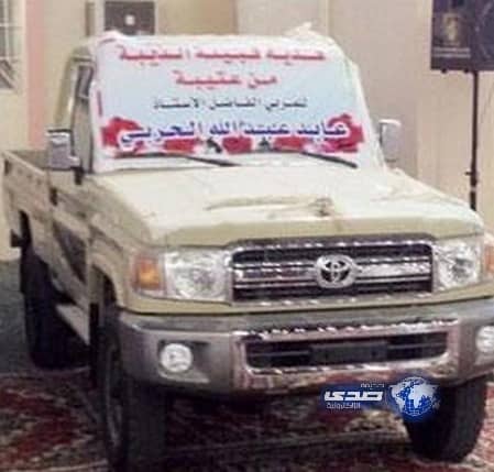 طلاب يكرمون معلمهم المتقاعد بسيارة جيب موديل 2014