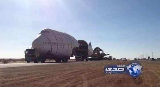 طائرة محمولة على ست شاحنات تعطل حركة المرور في الخرمة