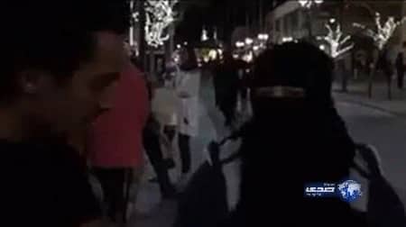 بالفيديو: كويتية تنصح سعودياً مبتعثاً يرقص مع اصحابه في الشارع