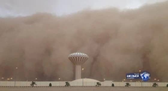 موجة غبار تجتاح الأفلاج وتحاصر المسافرين في الاستراحات