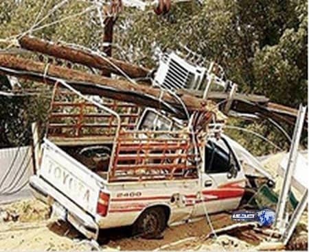 نجاة مواطن سقط عمود كهرباء على سيارته