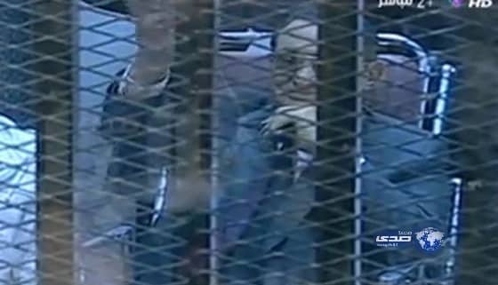 بالفيديو..مبارك يضحك ويلوح لمؤيديه 