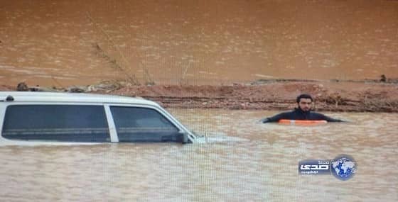 مدني حائل يُخرج سيارة من سد مائي 