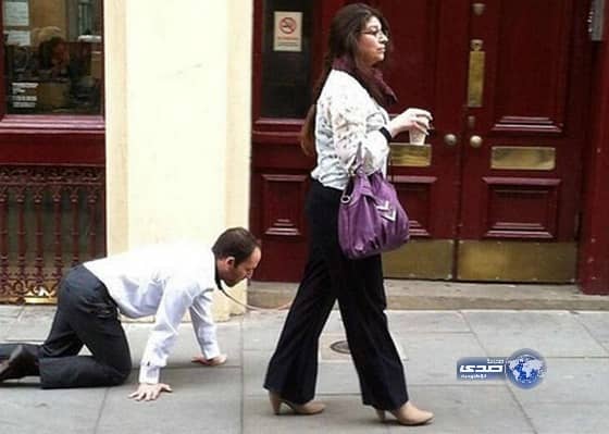 صور امرأة تسحب رجلًا بسلسلة تشعل تويتر