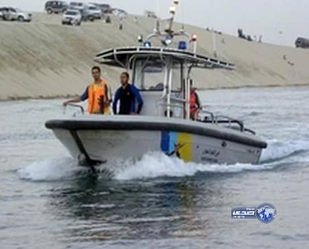 "حرس الحدود" ينقذ عائلة بعد غرقها في شاطئ نصف القمر بالشرقية
