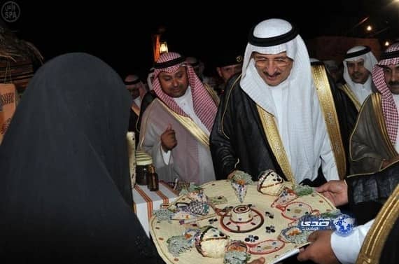  أمير جازان يتفقد قرية القصار ويتابع الفعاليات التراثية بفرسان