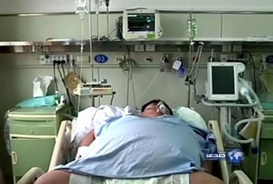 بالفيديو: رجل وزنه 300 كلغ والأطباء يحاولون المساعدة