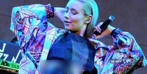 مطربة استرالية  ترتدي قطعتي "بانتي"من كثرة التحرشات على المسرح