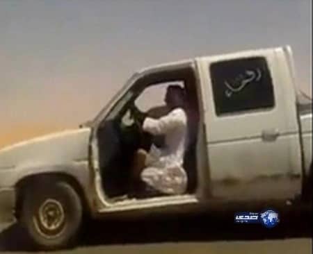 ‫بالفيديو.. مُسن برفحاء يقود سيارته بسرعة كبيرة بدون "باب"‬‎