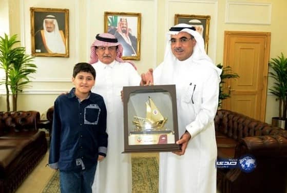  أمين الشرقية يكرم الطفل المهنا الذي بادر بتنظيف كورنيش الدمام
